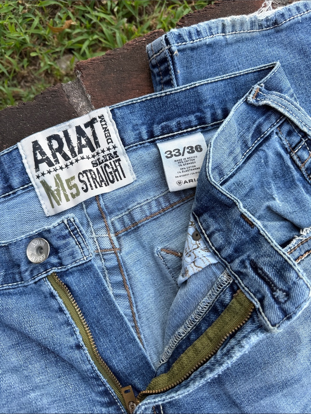 Ariat M5 slim straight Medium wash distressed  blue Jeans size 33 x 36 - Picture 4 of 5
